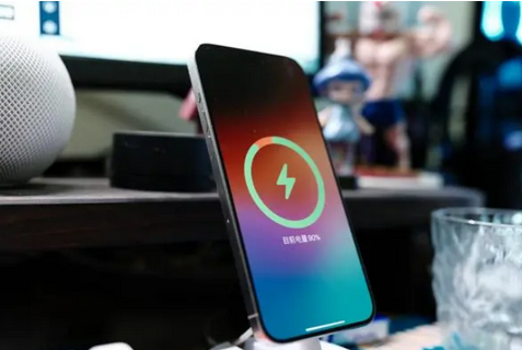 龙胜苹果15换屏服务分享用什么充电器给iPhone15充电更好 